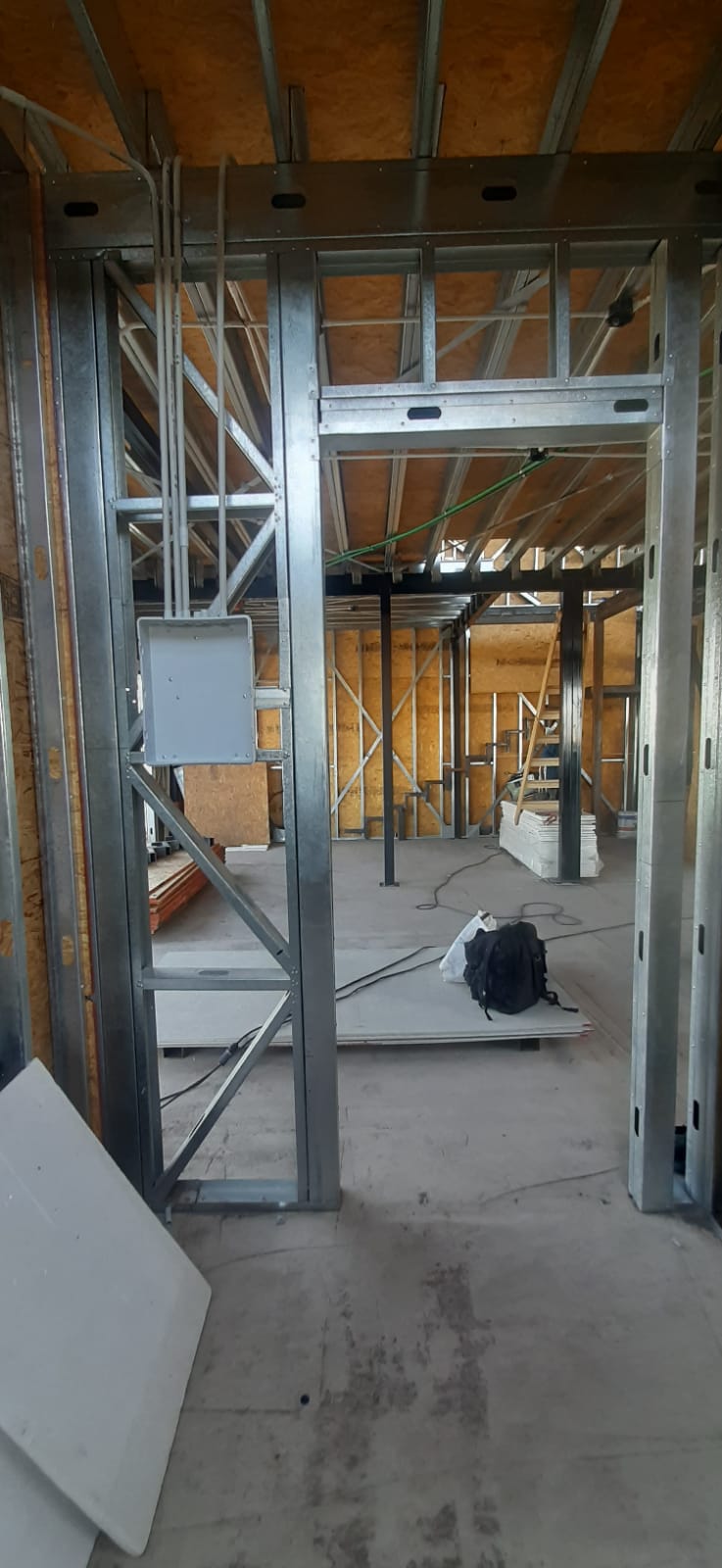 Caja electrica montada y sectorizada sobre tabique de construccion en seco