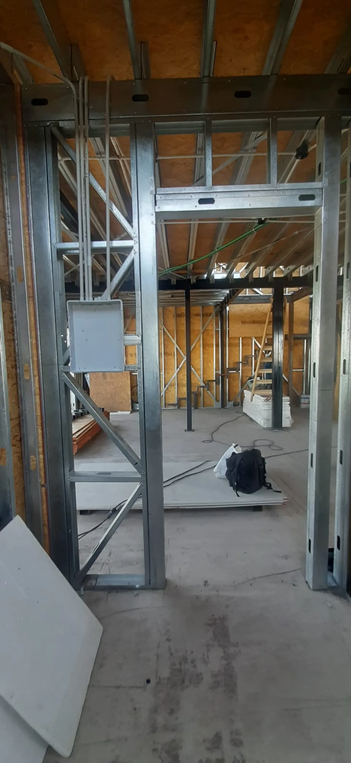 Caja electrica montada y sectorizada sobre tabique de construccion en seco