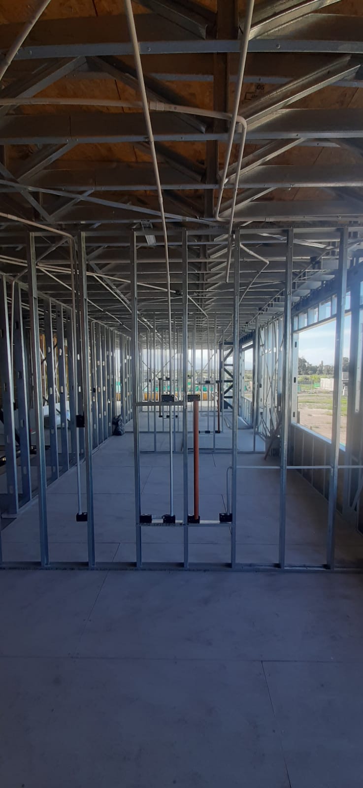 Distribucion de lineas electricas sobre estructura metalica