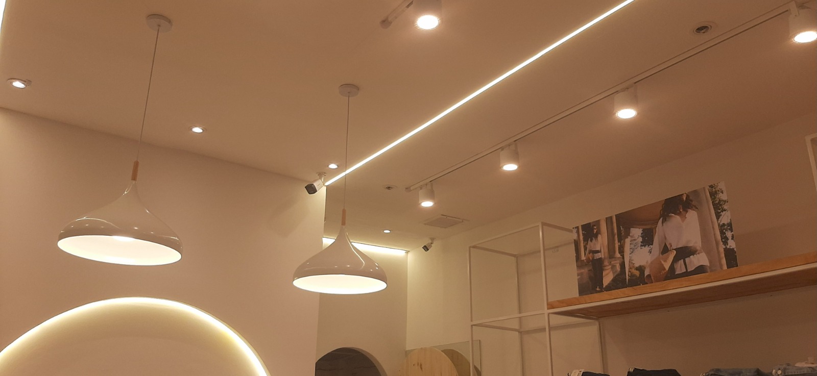 Iluminacion terminada con colgantes, spots y rieles en local comercial