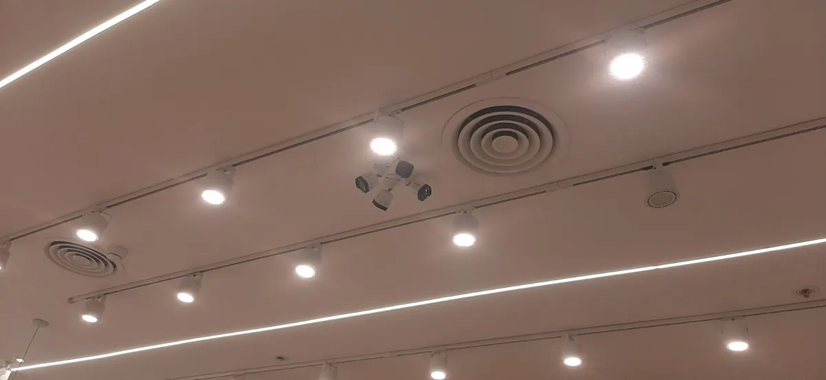 Rieles electrificados y spots instalados en cielorraso comercial
