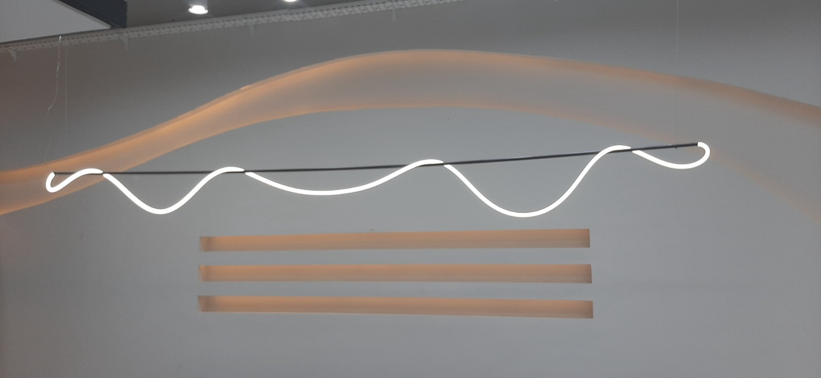 Iluminacion lineal curva instalada en interior comercial