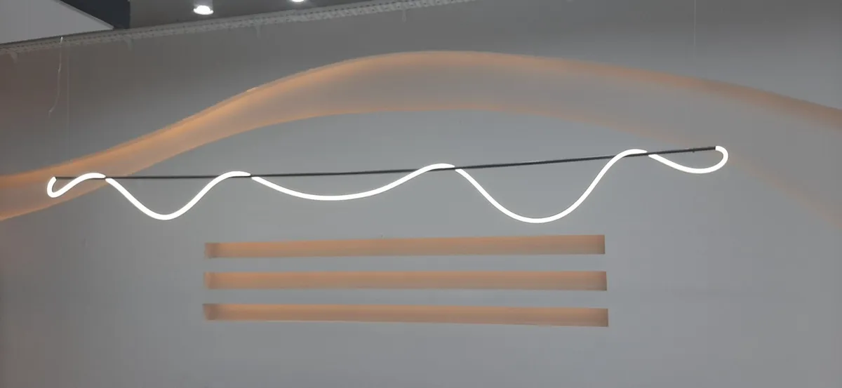 Iluminacion lineal curva instalada en interior comercial