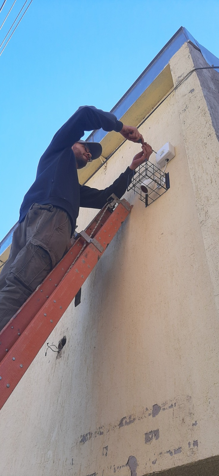 Instalacion de luminaria exterior en fachada