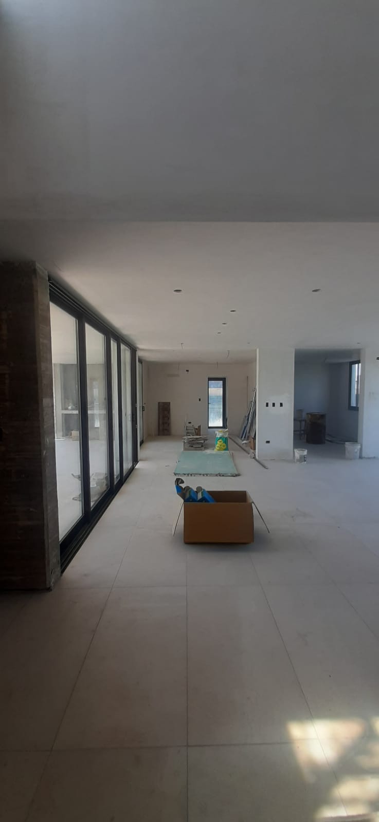 Ambiente de vivienda en obra avanzada con dicroicas empotradas