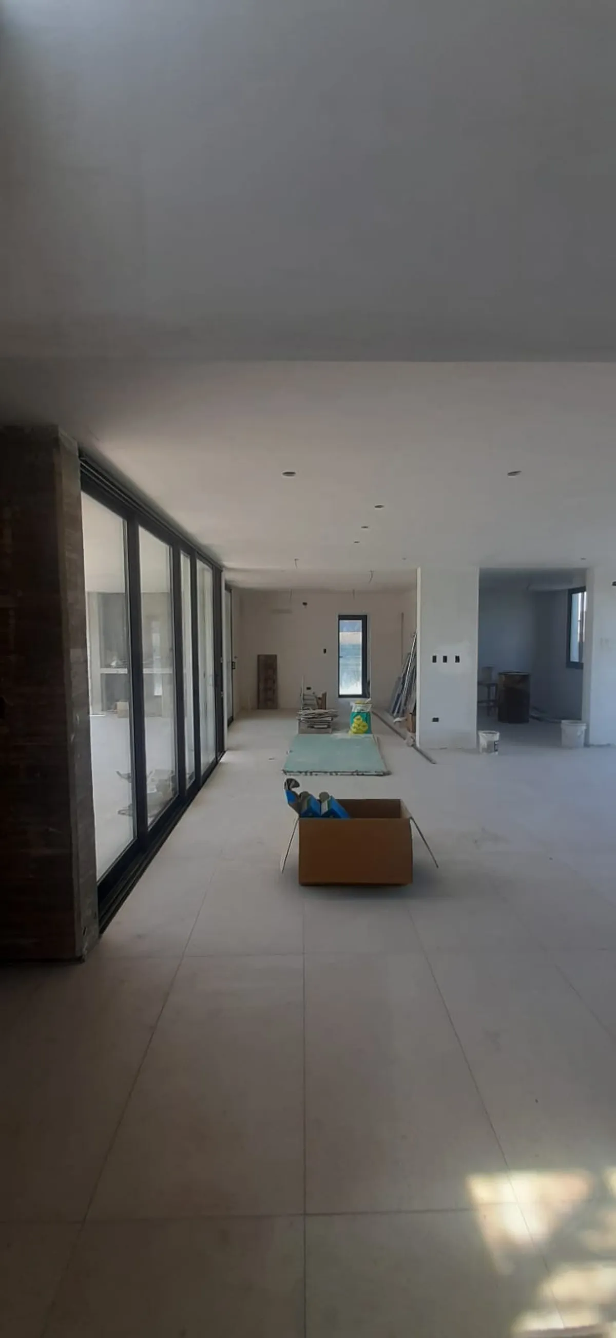 Ambiente de vivienda en obra avanzada con dicroicas empotradas