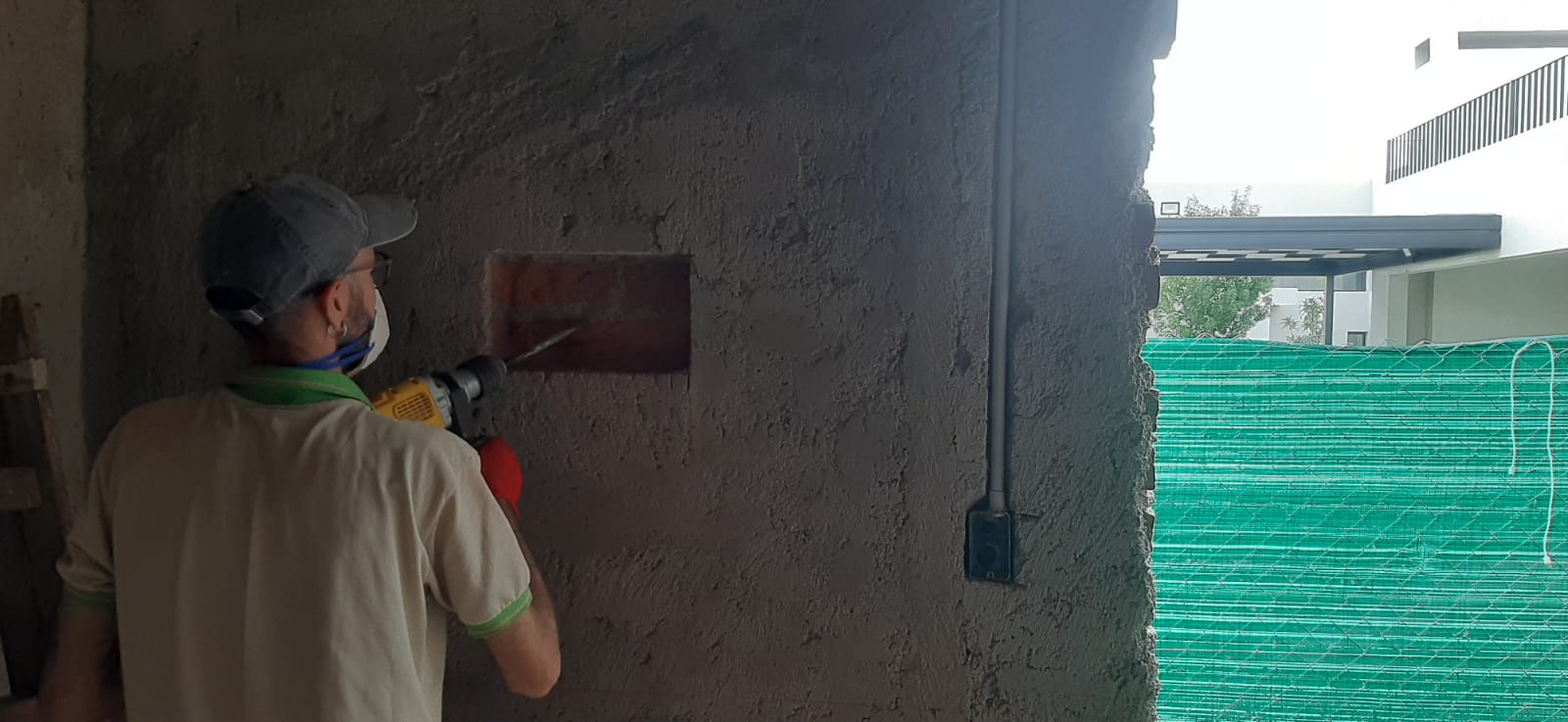 Apertura de caja electrica en muro de obra tradicional