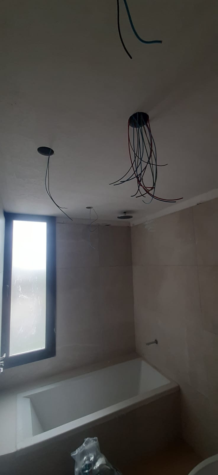 Salidas electricas preparadas en baño durante obra y revestimiento
