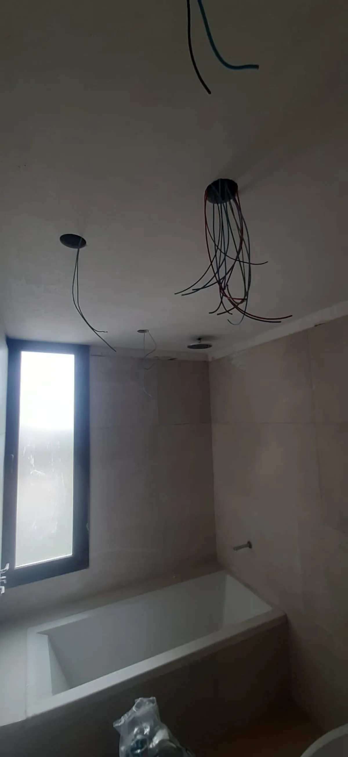 Salidas electricas preparadas en baño durante obra y revestimiento