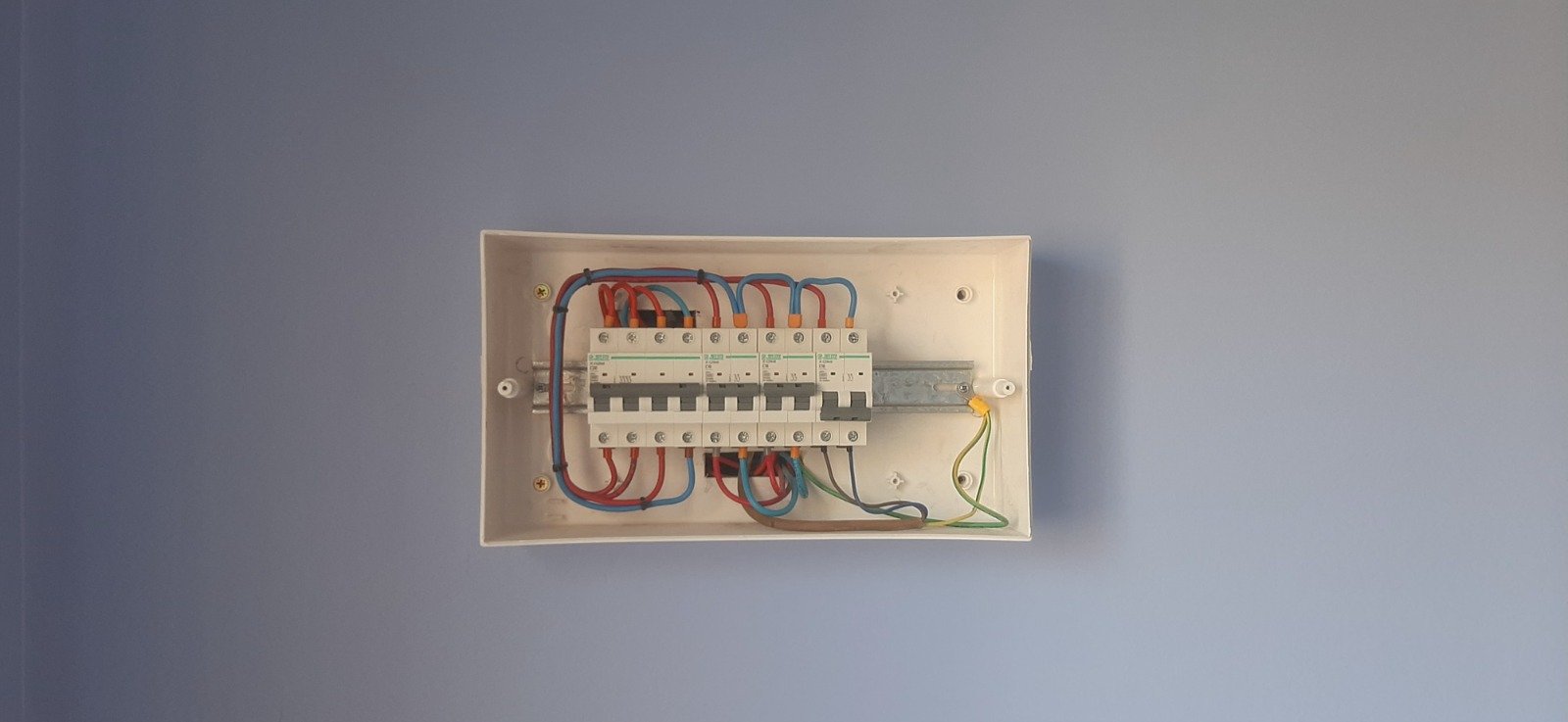 Tablero electrico sectorizado con protecciones instaladas y cableado ordenado
