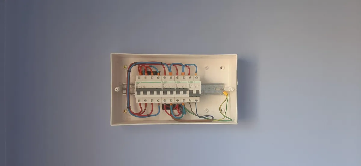 Tablero electrico sectorizado con protecciones instaladas y cableado ordenado