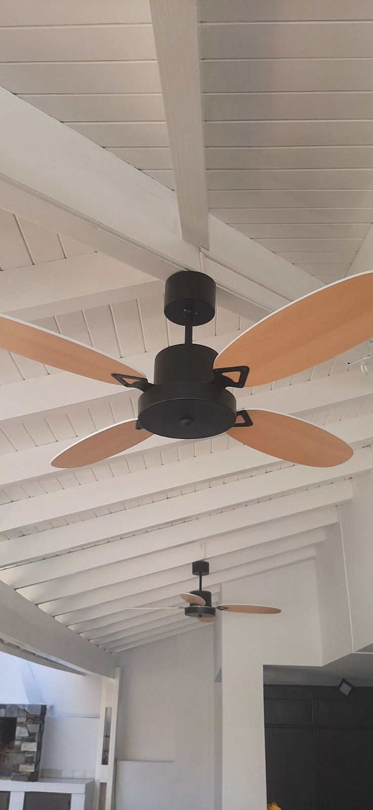 Ventiladores de techo instalados en ambiente residencial