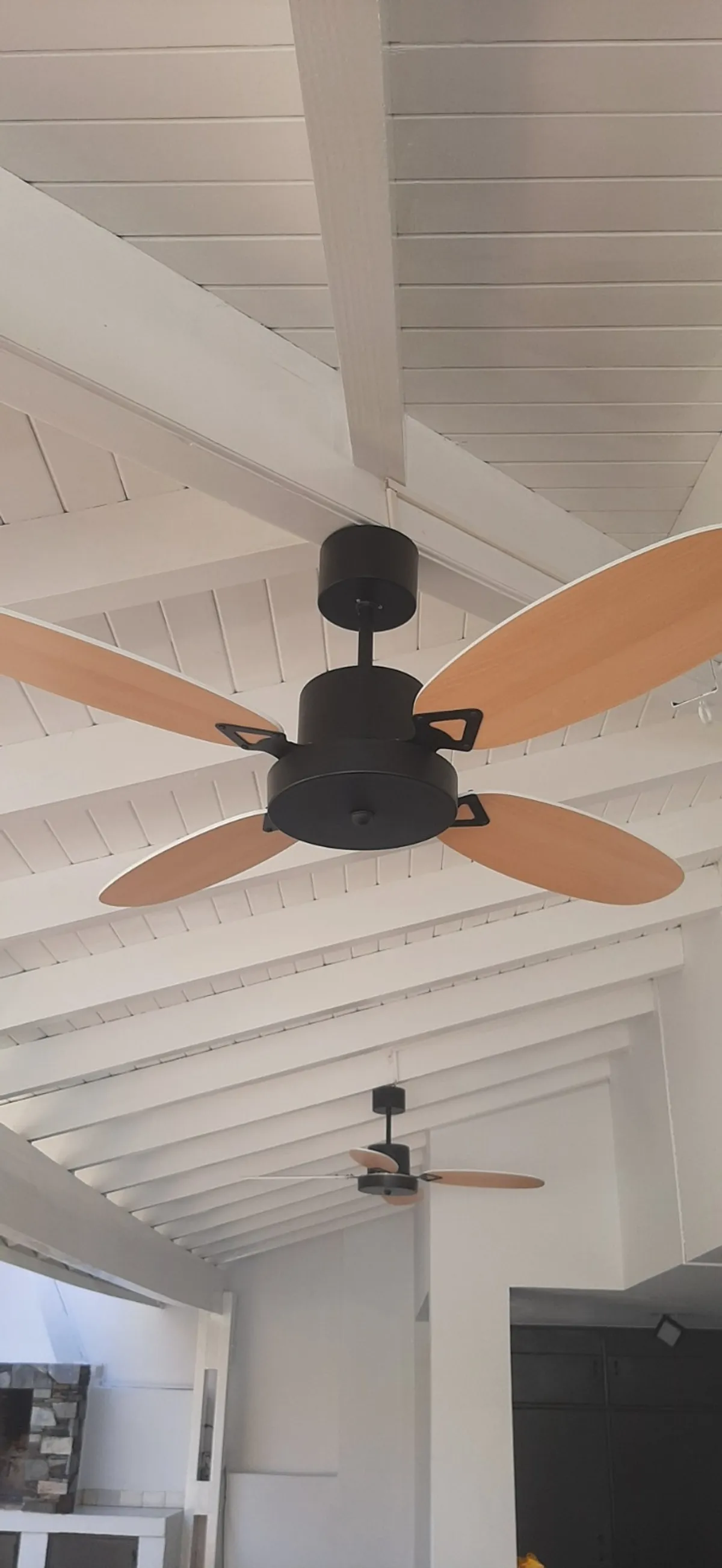 Ventiladores de techo instalados en ambiente residencial